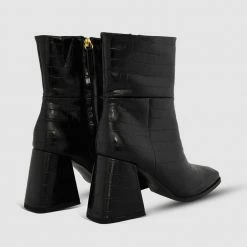 Kat Maconie Extended Sizing Saffle Boots*